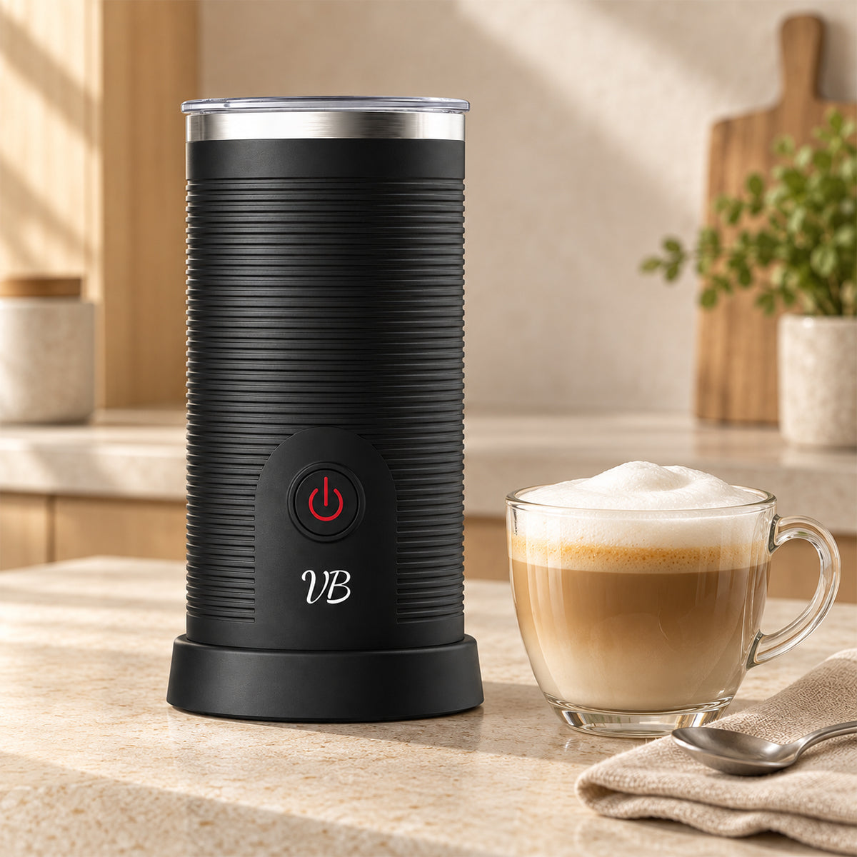 Penilnik za mleko Velvet Bliss v kuhinji ob kozarcu latte macchiata z mlečno peno